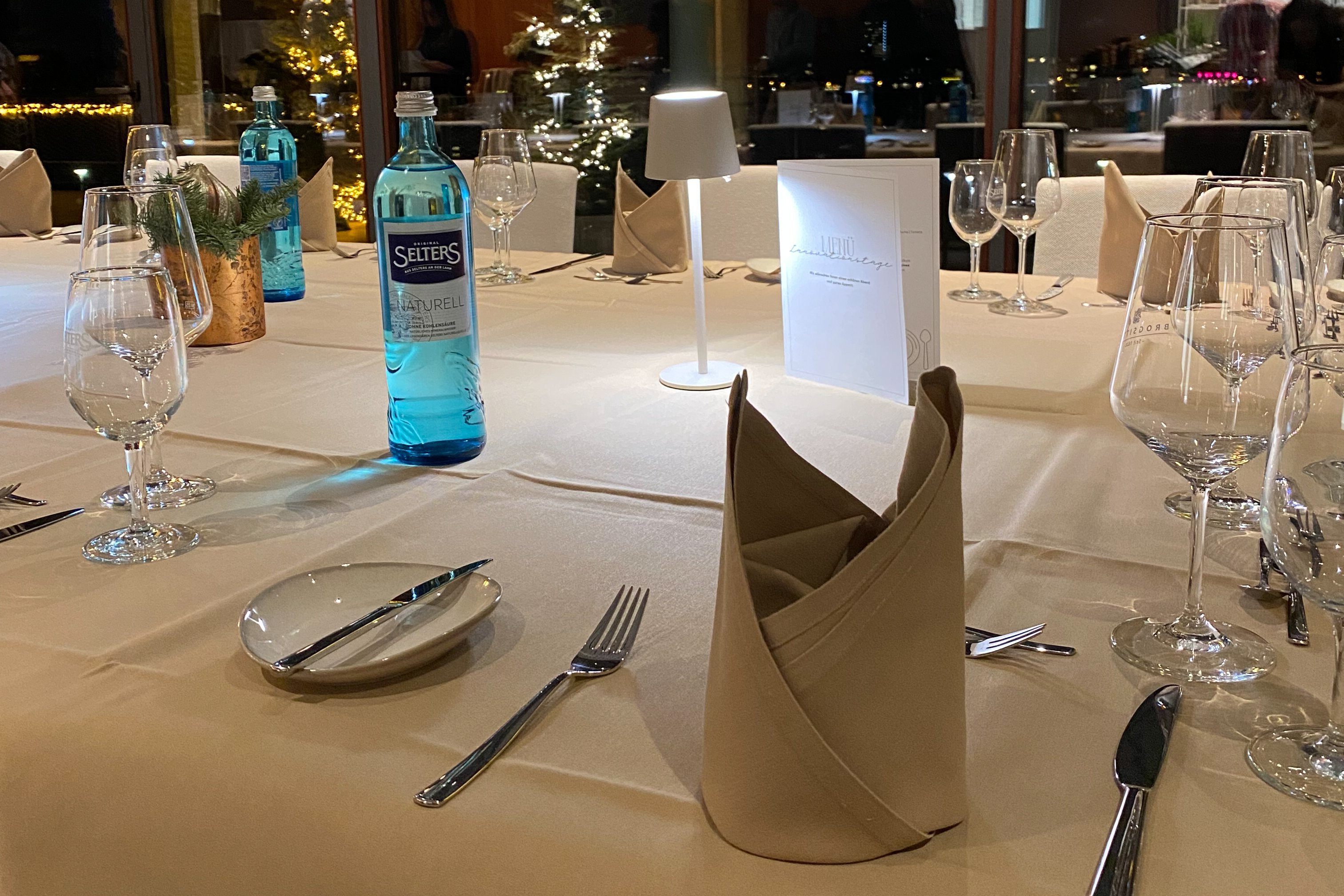 Abendveranstaltung im Restaurant Cantos - gedeckter Tisch Abendveranstaltung im Restaurant Cantos - gedeckter Tisch
